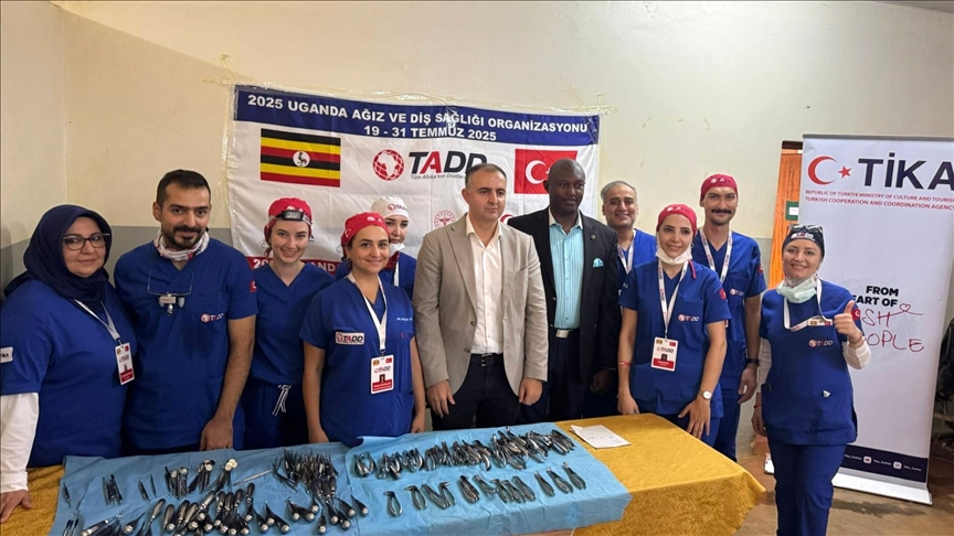 أطباء أتراك يخلصون مئات المرضى من آلام الأسنان في أوغندا