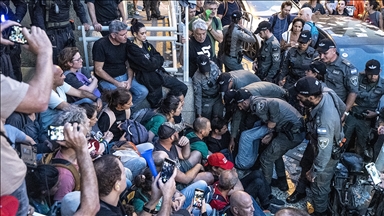 Netanyahu'nun partisinin genel merkezi önünde polis ile protestocular çatıştı