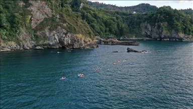 Karadeniz’in mavi sularında, alternatif su sporu yapmak isteyenler kürek sörfüyle buluşuyor