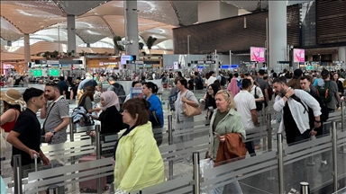 Her üç yolcudan ikisi İstanbul ve Antalya havalimanlarını kullandı