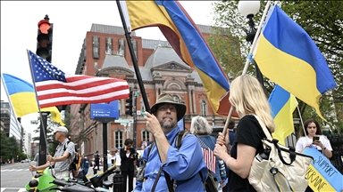 Mbështetësit e Ukrainës mblidhen para Shtëpisë së Bardhë gjatë takimit Trump-Zelenskyy