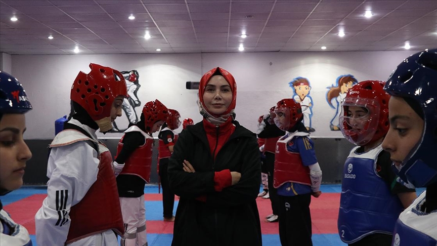 Eşinden öğrendiği tekvandoda şampiyon sporcular yetiştiriyor