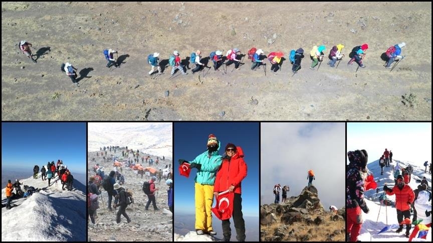 Qefleyên çiyageran piştî rêwîtiyeke bizehmet a 3 rojî hildikişin Çiyayê Agiriyê