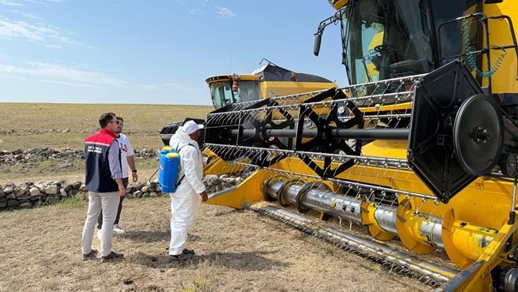 Kars'a gelen biçerdöverler, şap tedbirleri kapsamında dezenfekte edildikten sonra hasada başlıyor