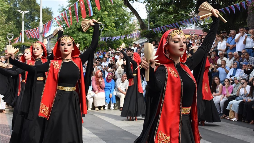 Meksika'dan Güney Afrika'ya 36 ülkeden dansçılar "horon festivali"nde buluştu