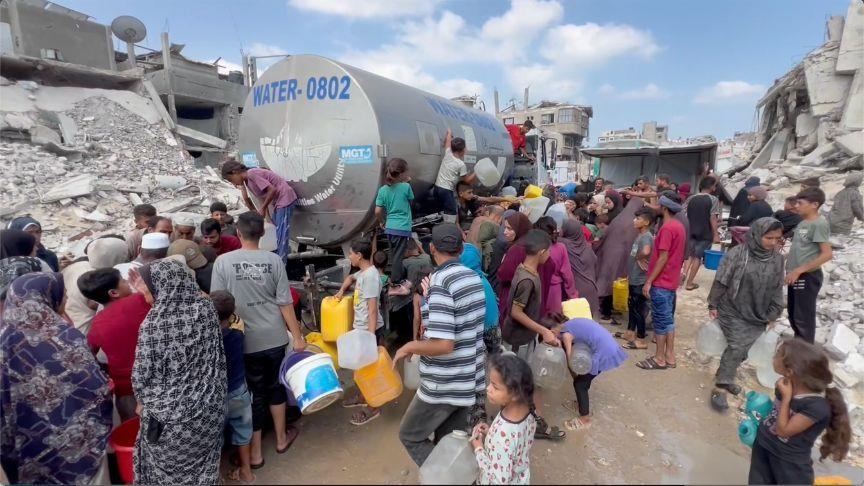Palestinci skupljaju ograničene zalihe vode iz cisterni na jugu Gaze