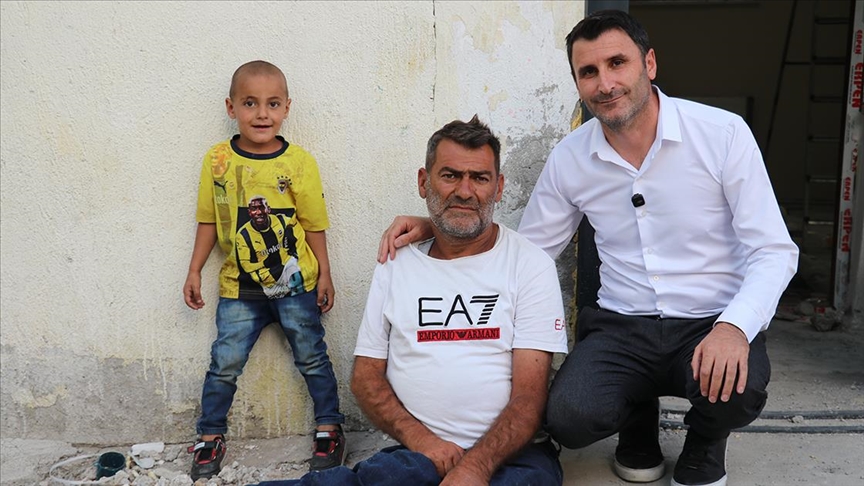 Ağrılı engelli vatandaş hayırseverlerin desteğiyle onarılan evinin mutluluğunu yaşıyor