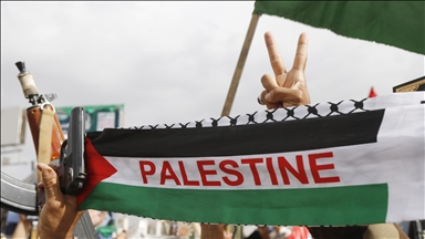 اليمن.. مئات الطلاب والأكاديميين ينددون بالتجويع الإسرائيلي في غزة