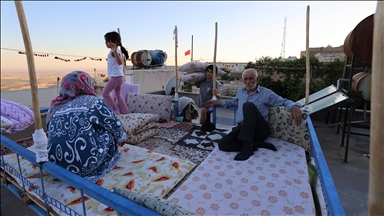 Li Mêrdîn û Batmanê di kelekela germa havînê da kêfa li banî