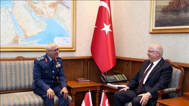 وزير الدفاع التركي يلتقي رئيس أركان الجيش الإماراتي