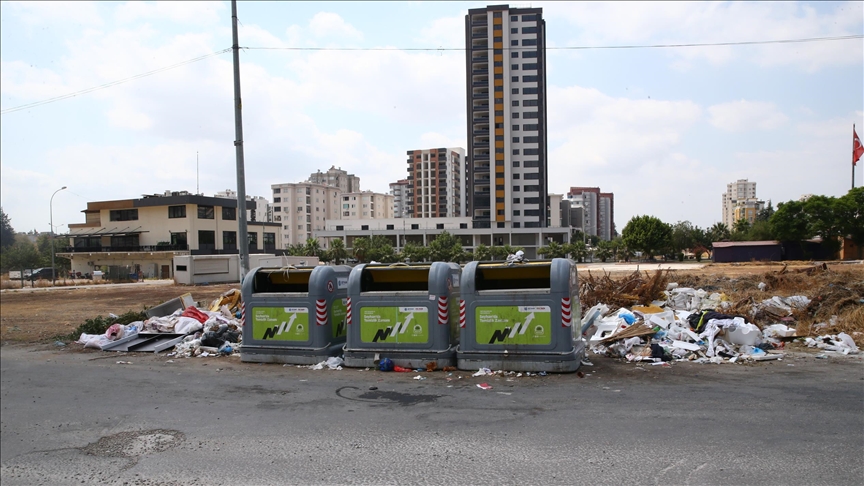 Adana Seyhan'da biriken çöpler kötü kokuya neden oluyor 