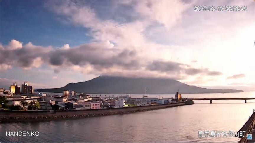 Spektakularan meteor obasjao nebo iznad vulkana Sakurajima u Japanu