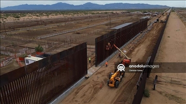 L'administration américaine peint en noir les murs à la frontière mexicaine pour contrer les intrusions illégales