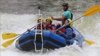 Rize'de yerli ve yabancı turistlerin rafting keyfi