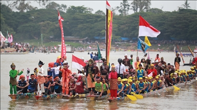 Mbahet festivali "Pacu Jalur" në Indonezi