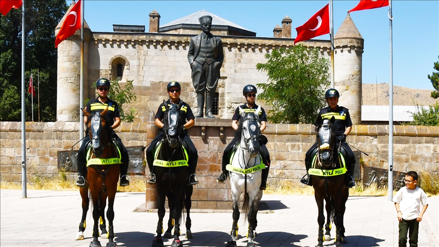 Malazgirt Zaferi kutlamalarına katılacak atlı polisler Bitlis'te devriye görevi yaptı