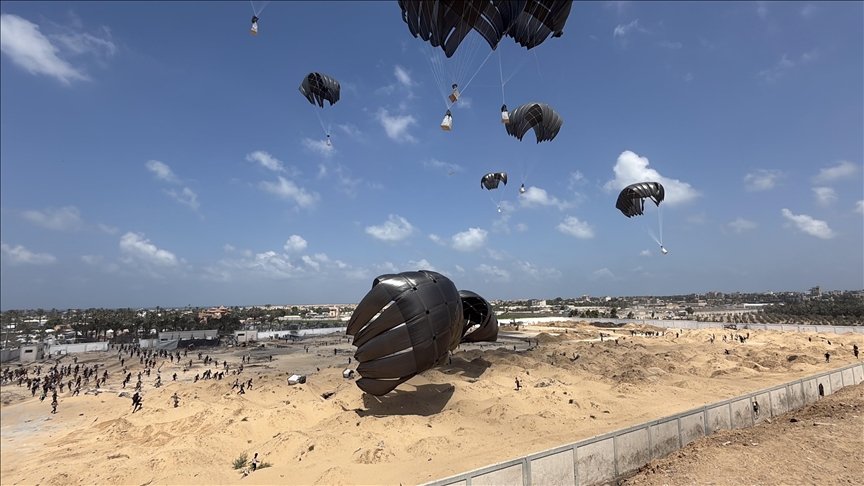 Palestinezët e dënuar me uri nga Izraeli, dynden drejt ndihmave humanitare të hedhura nga ajri