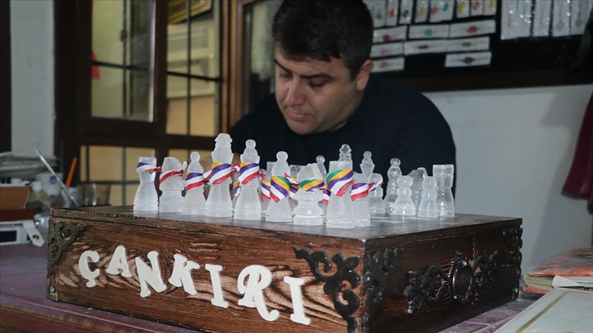 Çankırı'da bir zanaatkar tuzdan satranç takımı yaptı