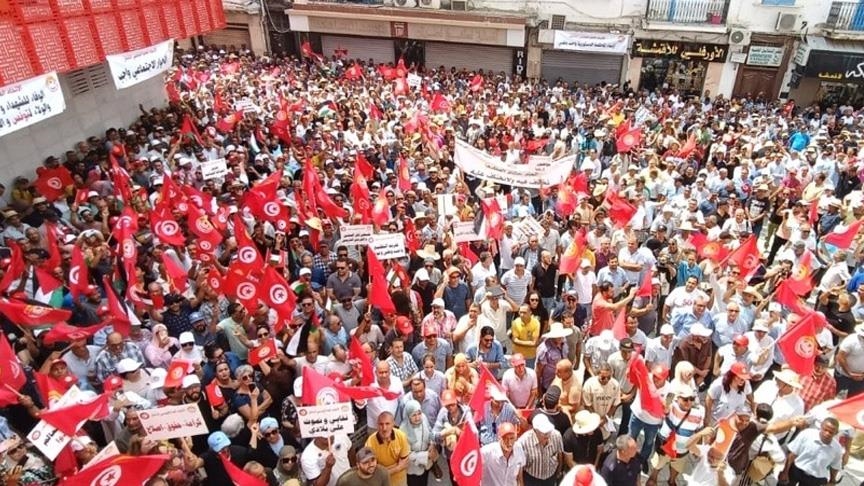 تونس.. آلاف العمال يتظاهرون دفاعا عن "الحق النقابي" 