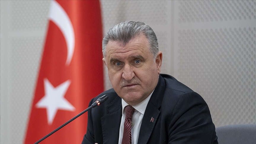 Bakan Bak, dünya gençler yüzme şampiyonu olan Kuzey Tunçelli'yi kutladı