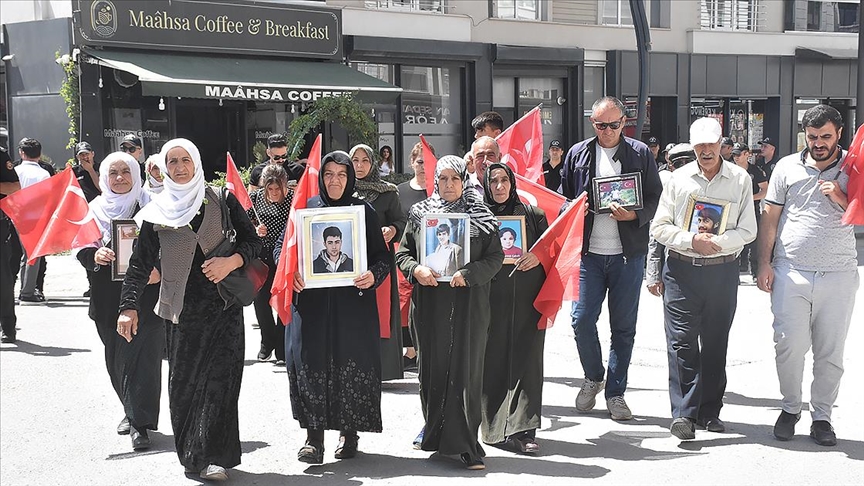 Vanlı aileler DEM Parti binası önündeki "evlat nöbeti"ni sürdürdü