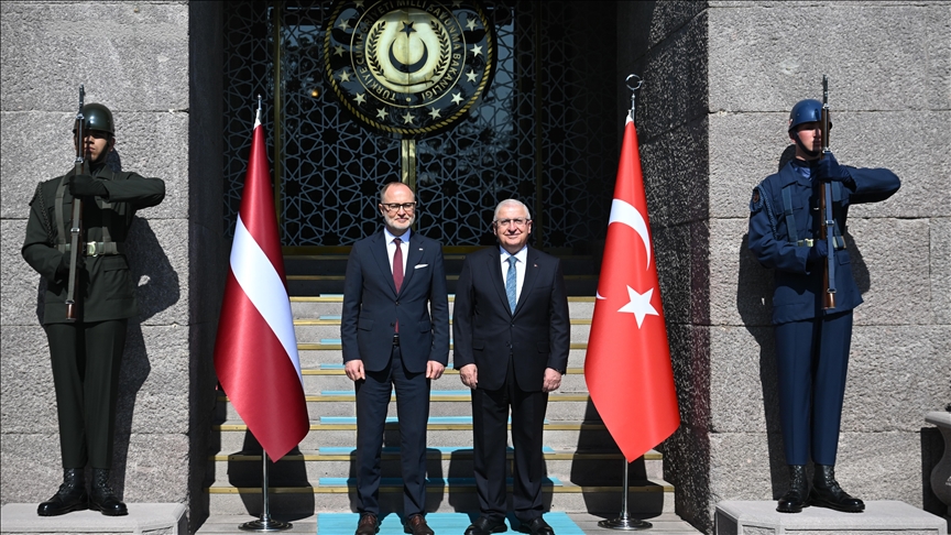 Wezîrê Parastina Neteweyî Guler, bi hemtayê xwe Spruds ra civiya