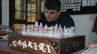 Çankırı'da bir zanaatkar tuzdan satranç takımı yaptı