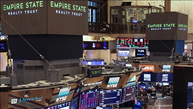 US stocks close mostly with losses as tech continues to slide
