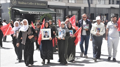Vanlı aileler DEM Parti binası önündeki "evlat nöbeti"ni sürdürdü