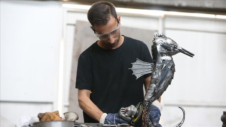 Balıkçı babasının mesleğinden aldığı ilhamla hurda metallerden deniz canlılarının heykelini yaptı