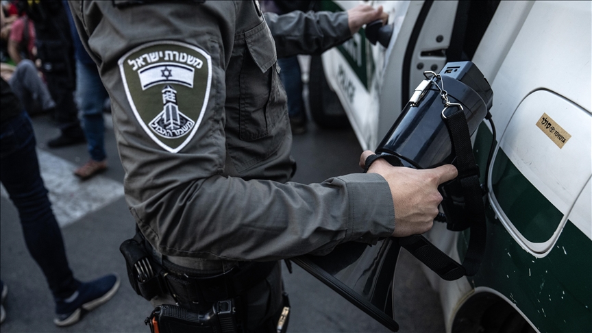 Families of Israeli captives block major Tel Aviv highway, demand Netanyahu accept Gaza deal