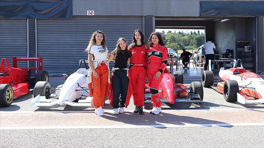 Otomobil yarışmaları şampiyonu kadın pilot, hemcinslerini yarışlara hazırlıyor