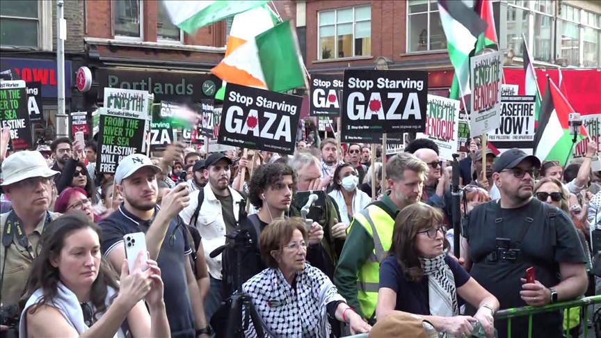 Demonstruesit mblidhen jashtë ambasadës izraelite në Londër, kërkojnë t’i jepet fund urisë në Gaza