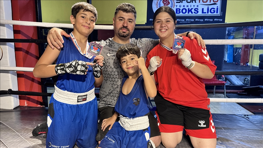 Eski Türkiye boks şampiyonu baba, çocuklarını da ringlere hazırlıyor