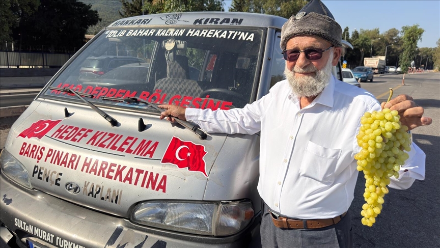 Denizlili "Elmacı Dede" bu kez İzmir'deki Mehmetçiğe üzüm getirdi