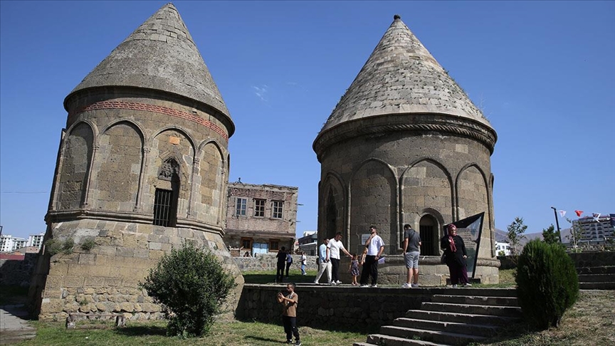 Erzurum’daki kış sporları tesisleri yaz tatilinde gençlere eğlence ve öğrenme alanı oluyor