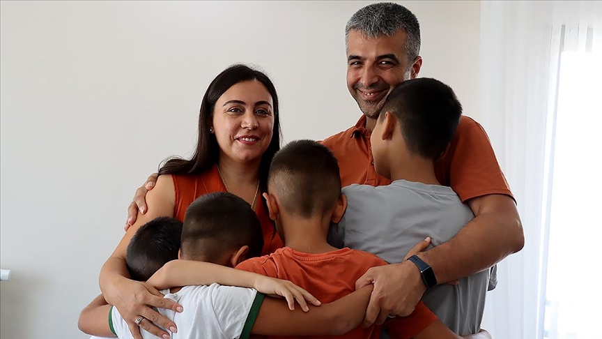 Koruyucu ailelikle evlat sayısını 4'e çıkaran depremzede çift yeni evine kavuştu