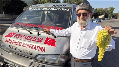Denizlili "Elmacı Dede" bu kez İzmir'deki Mehmetçiğe üzüm getirdi