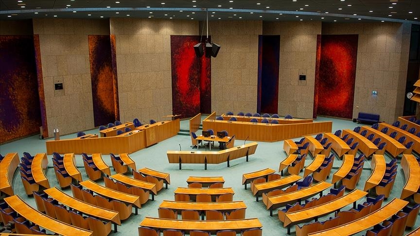 Aux Pays-Bas, après la démission du ministre des AE, Veldkamp, d’autres ministres ont également démissionné