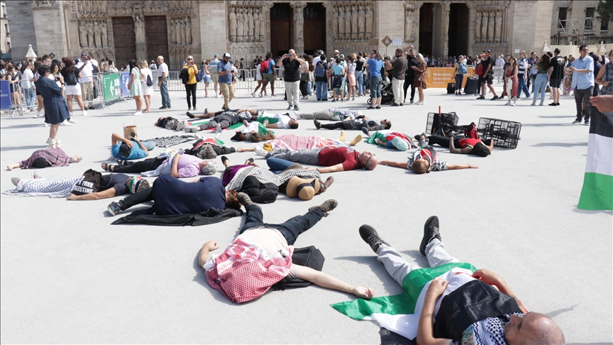 France : Un “die-in” pour Gaza devant Notre-Dame de Paris
