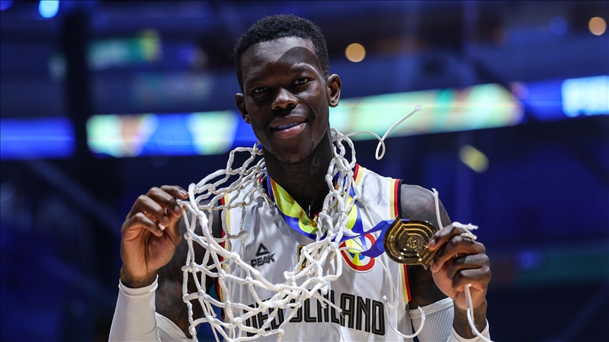 Dennis Schröder, ten rengi yüzünden Almanya'da Nowitzki kadar sevilmeyeceğini düşünüyor