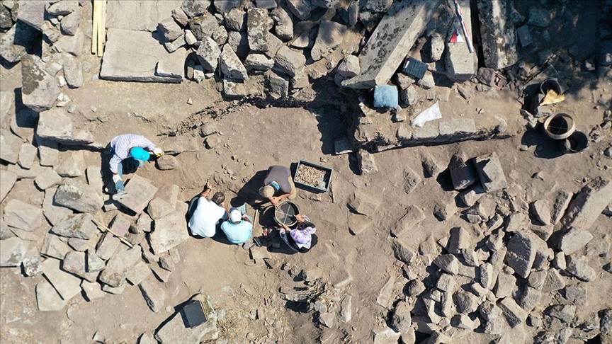 Manisa'daki Aigai Antik Kenti'nde Demeter'e adanmış tapınak gün yüzüne çıkarılıyor