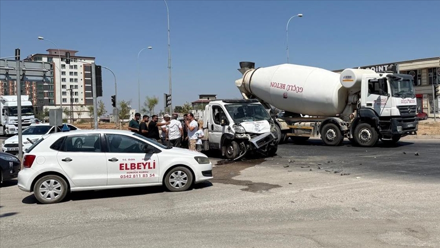 Hatay'da otomobil ile çekicinin çarpıştığı kazada 3 kişi öldü, 3 kişi yaralandı