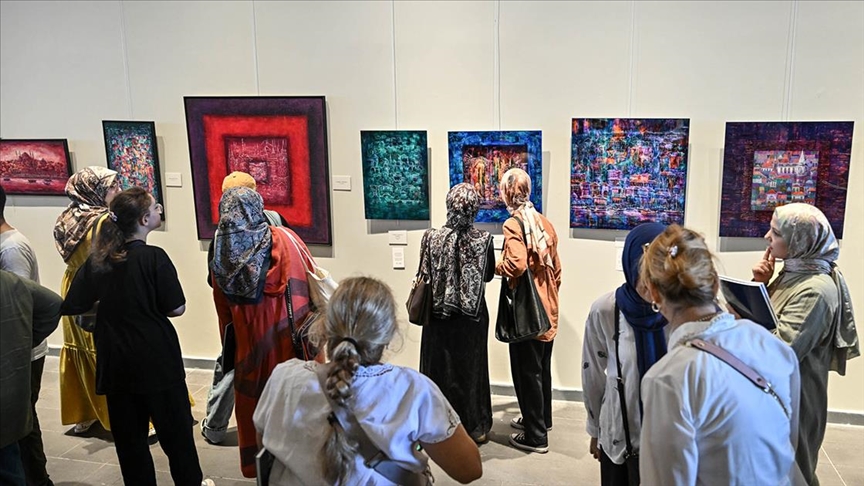 Ressam Cemal Toy'un "Kalp Hizası" sergisi sanatseverlerle buluştu