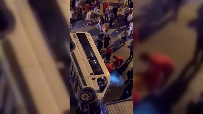 Sultanbeyli'de servis minibüsü ile otomobilin çarpıştığı kazada 10 kişi yaralandı