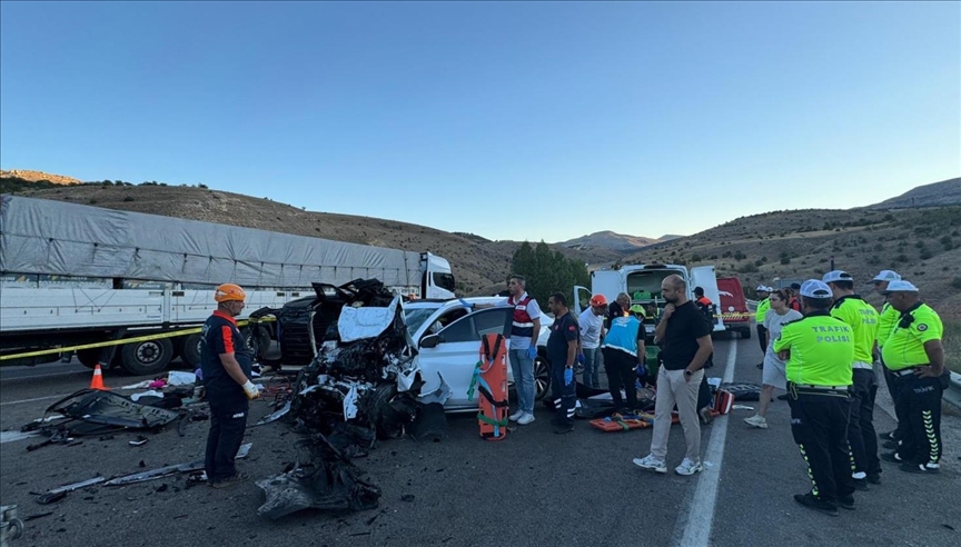 Li Meletiyê otomobîl û wesayita bazirganîya sivik li hev qelibîn: 4 kes mirin