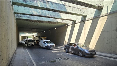 Bağcılar'da alt geçitte düşen beton parçaları trafikte tehlike oluşturdu