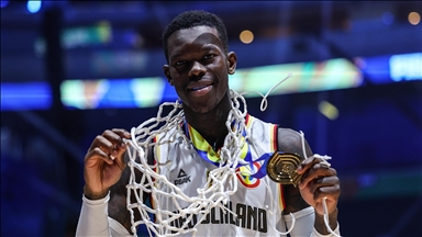 Dennis Schröder, ten rengi yüzünden Almanya'da Nowitzki kadar sevilmeyeceğini düşünüyor