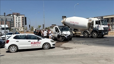 Hatay'da otomobil ile çekicinin çarpıştığı kazada 3 kişi öldü, 3 kişi yaralandı