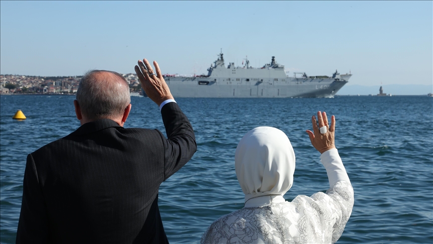 Cumhurbaşkanı Erdoğan, TEKNOFEST Mavi Vatan kapsamında İstanbul Boğazı'ndan geçen gemileri selamladı